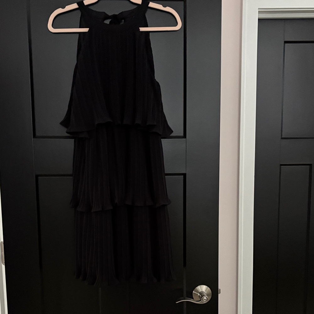 NWT Zesica Pleated Tiered Halter Lined Midi Dress. Size M